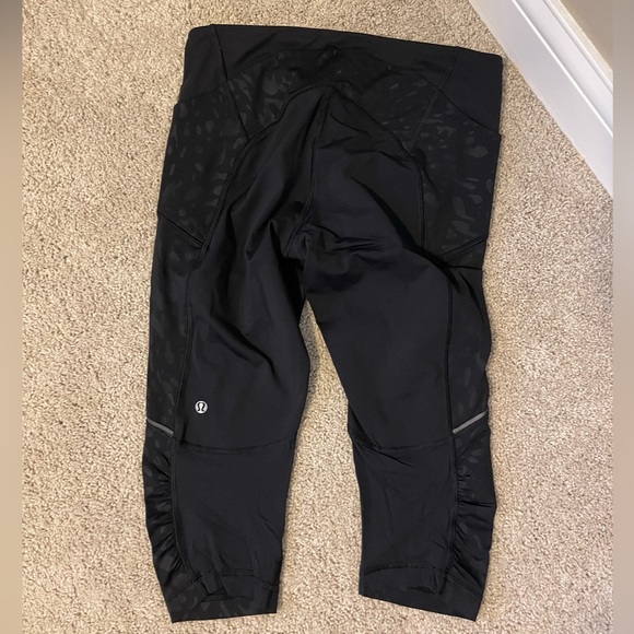 Lululemon Black Leopard Crop Pants - Sz 8 - Picture 2 of 3